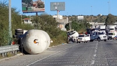 En redes sociales, usuarios de la esta autopista comparten imágenes sobre la extensa fila de autos