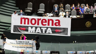 La oposición mostró su molestia ante la aprobación de la reforma.