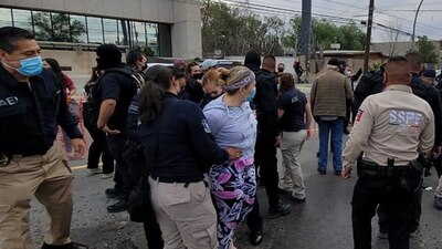 La candidata Adriana Fuentes Téllez fue detenida durante una manifestación