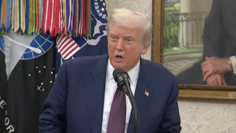 Trump anuncia 100% de aranceles a importaciones de chips y semiconductores