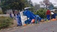 VIDEO: Ignoran a chofer de camioneta que se accidentó para realizar rapiña de frutas y verduras