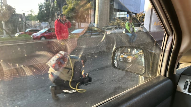Gran bache genera caos en Periférico Sur; poncha la llantas de al menos 10 autos