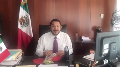 El presidente de la Mesa Directiva del Senado mostró su método para llevar comida