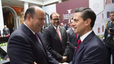 César Duarte saludando al expresidente Enrique Peña Nieto en la Ciudad de México