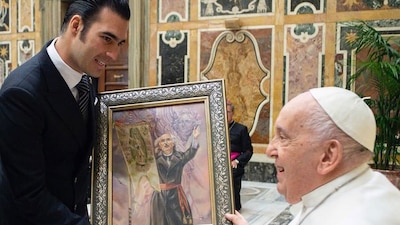 Internautas se burlaron de la reacción del Papa al recibir el regalo