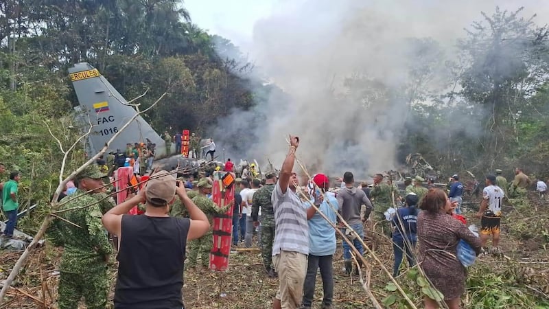 Suman 34 muertos y 80 heridos tras desplome de avión militar en Colombia