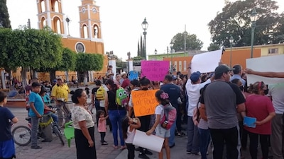 Cobra una cuota de 40 pesos a las personas para poder entrar a misa