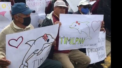 Un grupo de habitantes mostraron carteles en apoyo a la titular de la SEP