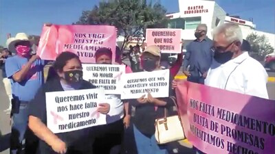 Familiares de personas con cáncer bloquearon el paso de la camioneta que transportaba a AMLO en Baja California