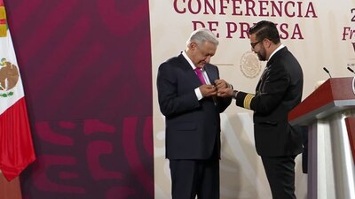 De forma simbólica le dieron el cargo a AMLO como primer piloto
