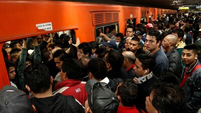 La estación del Metro Indios Verdes en plena hora pico