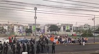 Reportan empujones y golpes entre manifestantes del IMSS y policías en Eje 3