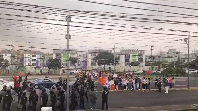 Reportan empujones y golpes entre manifestantes del IMSS y policías en Eje 3