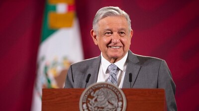 El mandatario registró su nombre como marca ante el IMPI