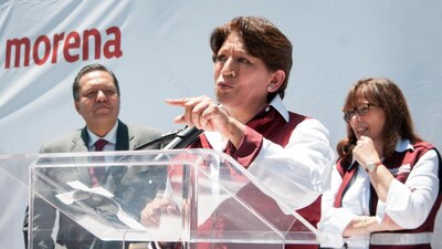 Delfina Gómez, candidata de Morena al Estado de México durante su registro ante el IEEM