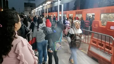 Usuarios reportan alta afluencia en los andenes de la Línea B