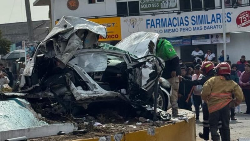 VIDEO: Revolvedora pierde el control y arrolla a un auto en Almoloya de Juárez