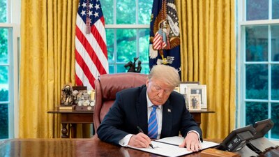 El documento promulgatorio  autoriza al presidente de Estados Unidos a continuar o modificar impuestos