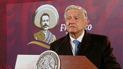 López Obrador hizo sonar el tema Latinoamérica, una canción de Calle 13, que habla sobre la defensa de los territorios e identidad.
