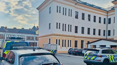 Unidades policiales acudieron a la escuela para atender el ataque