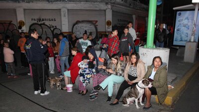 Primero que nada, avalúa si te da tiempo de evacuar o no tu casa o el inmueble donde estás