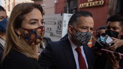 Santiago Nieto junto a su pareja, Carla Humphrey. Ambos se pronunciaron por el caso Lozoya