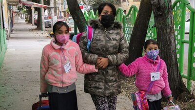 Las autoridades hicieron un llamado para que los menores no se presenten con síntomas como fiebre, tos, dolor de cabeza, entre otros