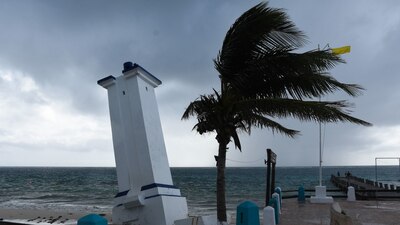 La tormenta tropical Zeta alcanzó este lunes categoría de huracán 1 en su avance hacia la Península de Yucatán