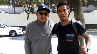 AMLO posa junto a un joven seguidor en la CDMX