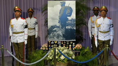 Guardia de honor al expresidente cubano en la Plaza de la Revolución en La Habana