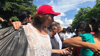 Tatiana Clouthier estuvo ayudando en el norte de Sinaloa