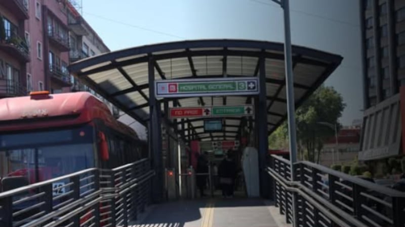 Hombre muere en estación Hospital General del Metrobús; Fiscalía investiga el caso