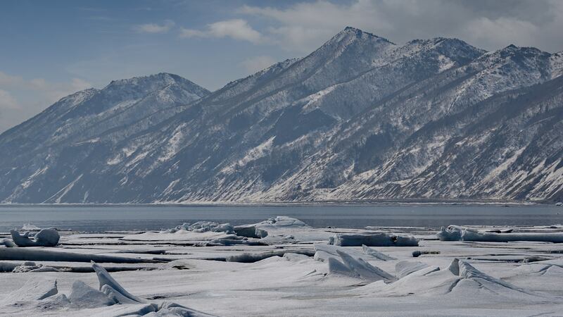 Rescatan a 374 pescadores en Rusia; un hielo gigante los habría empujado lejos