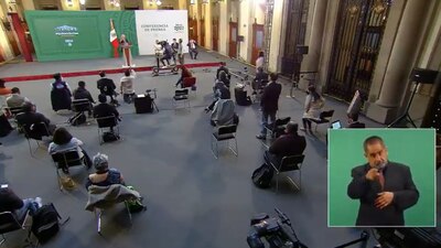 Un reportero e hincó para pedir la palabra