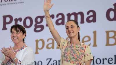 EMILIANO ZAPATA, MORELOS, 11ABRIL2026.- Margarita González Saravia, gobernadora de Morelos, y Claudia Sheinbaum Pardo, presidenta de México, durante la entrega de constancias de créditos liquidados como parte del Programa Vivienda para el Bienestar en el municipio de Emiliano Zapata, Morelos.