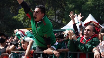 Los aficionados que vieron el partido, celebraron la atajada de Ochoa contra Polonia.