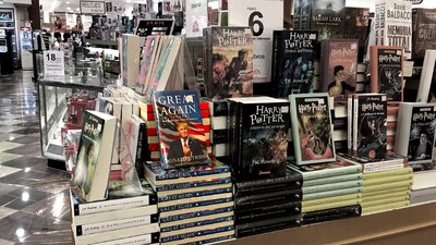 El libro de Trump que recomendó Slim, exhibido en una tienda Sanborns de la Ciudad de México