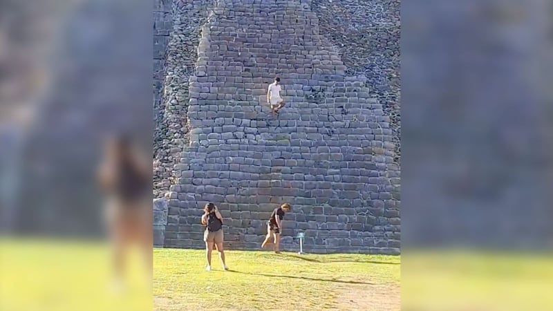 VIDEO: Critican a turistas por burlar seguridad y escalar la pirámide de Chichén Itzá