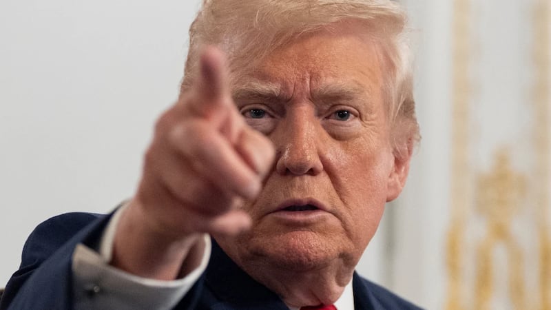 Donald Trump explota contra reportera y la llama “estúpida”