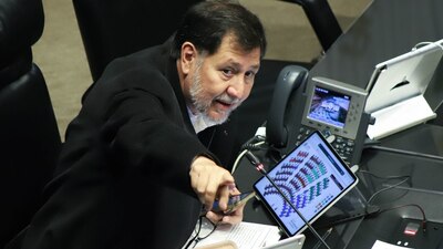 Al aterrizar y prepararse para bajar del avión, se dio cuenta de que le habían “dado baje” con una cartera de carne