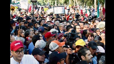 El mandatario marcha del Ángel de la Independencia al Zócalo