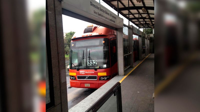 Entre 4 asaltan a pasajero del Metrobús; SSC-CDMX los detiene