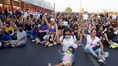 Sentadas con un puño arriba guardaron un minuto de silencio por la joven