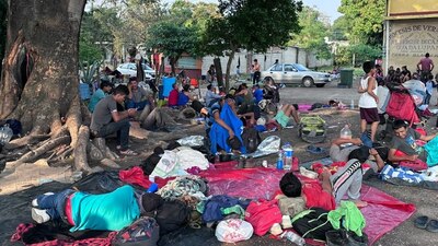 En los camiones la caravana se dividió en dos partes