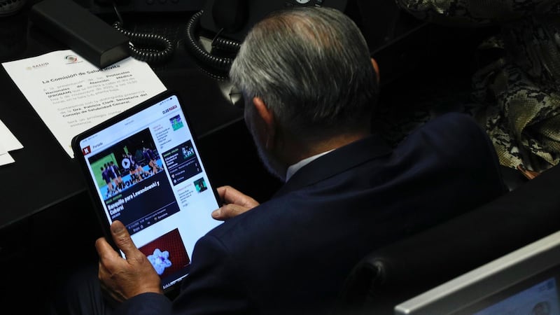 ¡Una más! Captan a Adán Augusto... ahora viendo noticias deportivas en plena sesión