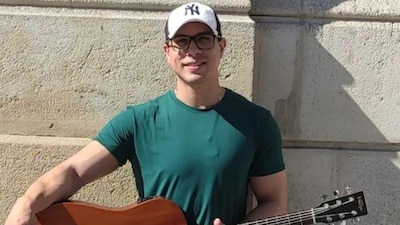 Murió electrocutado, después de abrazar a un fan que supuestamente subió al escenario vestido con ropa mojada