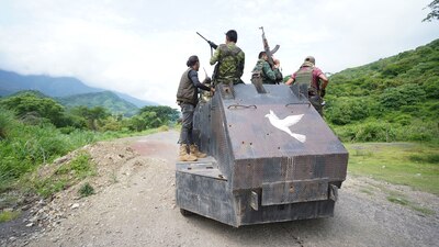 Hombres armados vigilan caminos en Tepalcatepec.