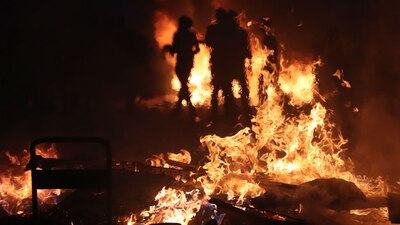 Manifestantes 'antiglobalización' instalaron una barricada en Hamburgo como protesta por la reunión del G20