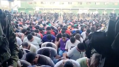 Videos dejaron ver a los prisioneros en ropa interior, sentados de espalda a la pared de un patio