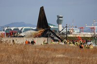 Suben a 179 las víctimas del accidente aéreo en Corea; empresa pide perdón